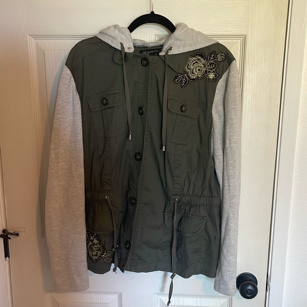 INC. Size XL. Detachable hood
